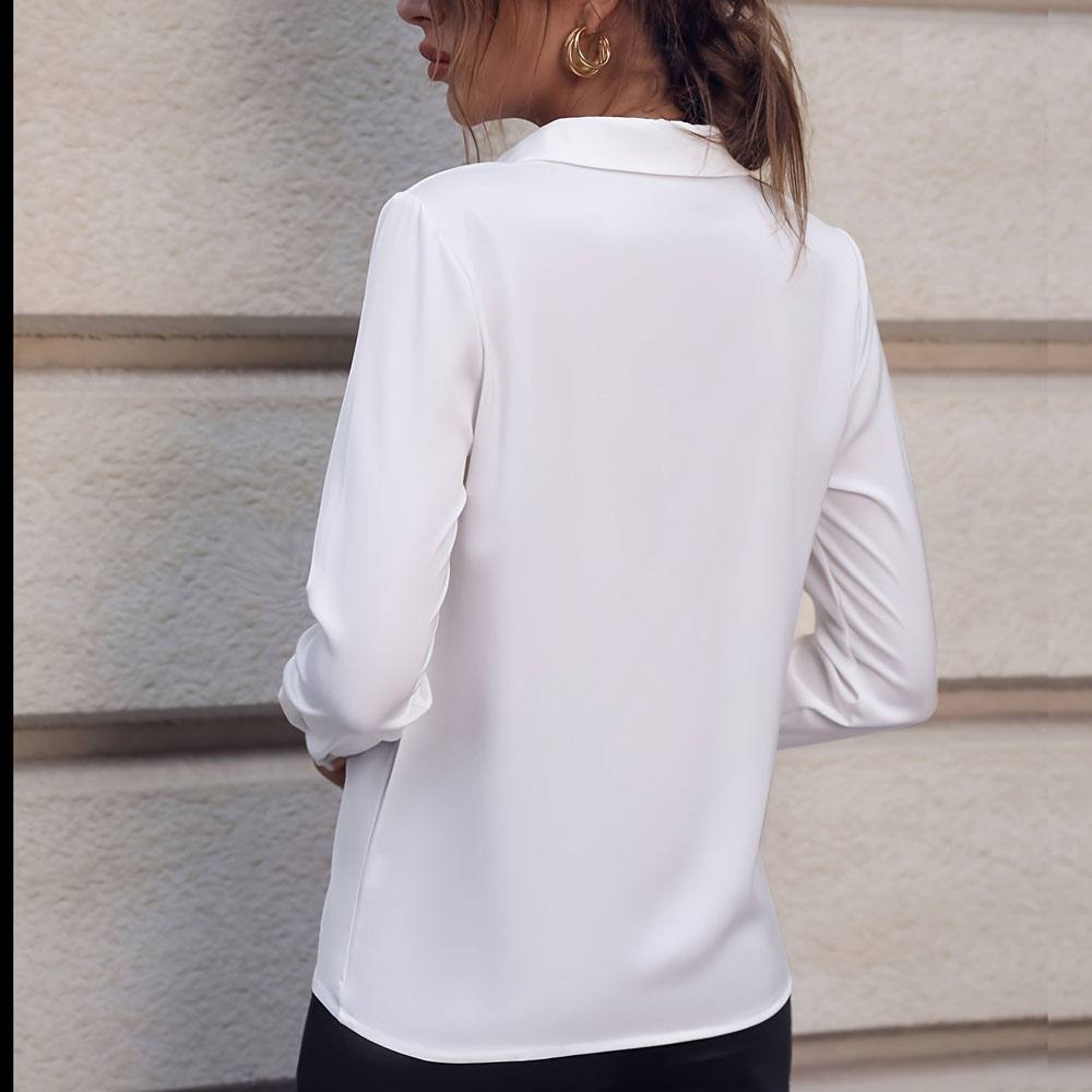 Chemisier blanc élégant à détail bijou