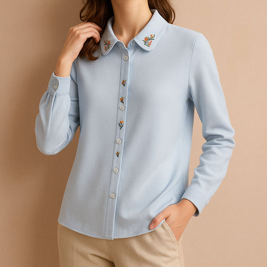 Chemise bleue à broderies florales